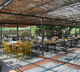 Kauai Un restaurant de tapas à côté de la plage de Gavà, avec un énorme espace extérieur et une zone lounge où profiter tranquillement d’un verre, ou deux…. Visitez le site web. 