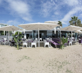 Tibu-Ron
Restaurant i beach club d’allò més cool.
L’única terrassa elevada davant del mar de Castelldefels. Ambient eivissenc i glamurós per a tot tipus de butxaques. Impossible resistir-se a un mojito. Entreu al web.
